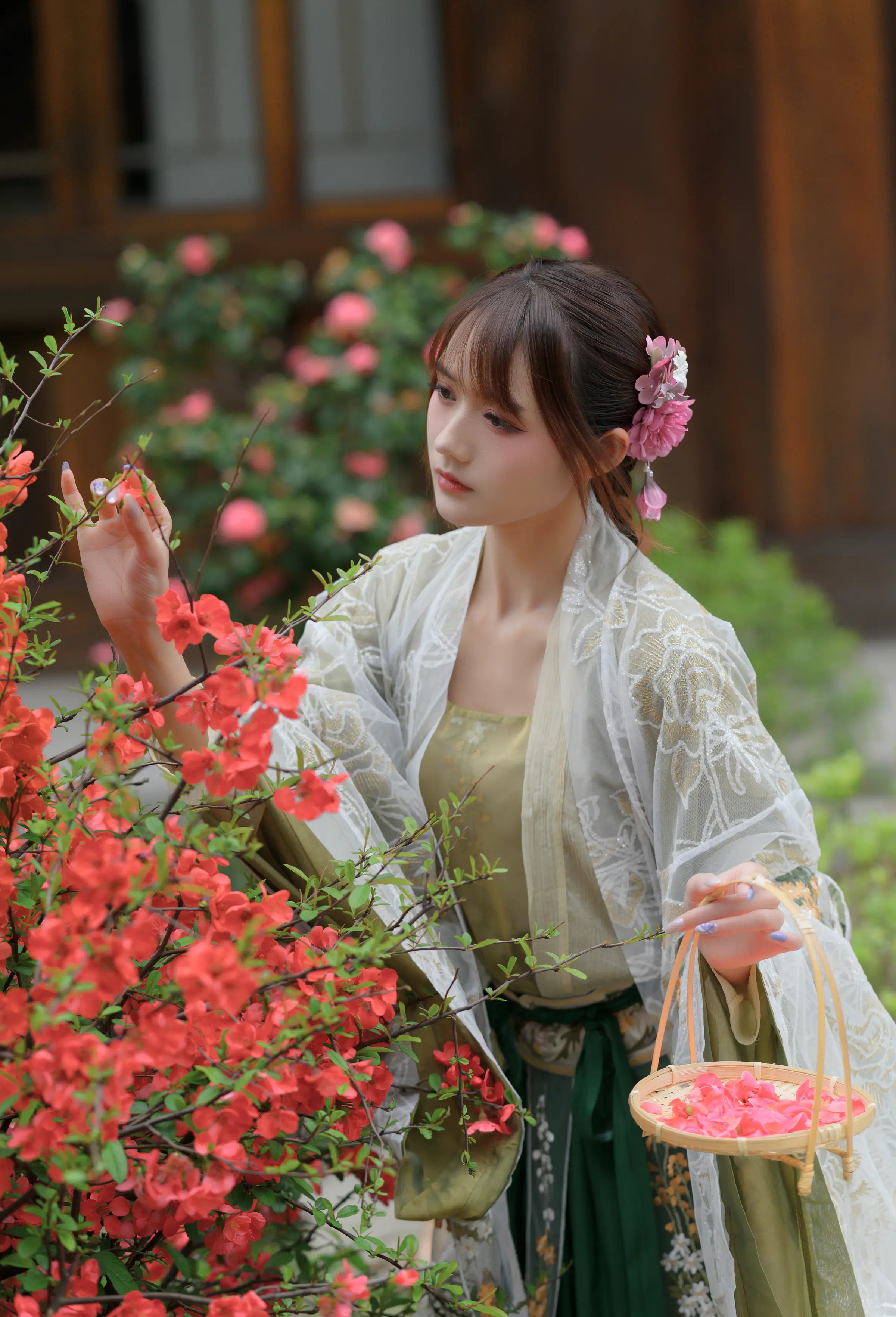 颜值博主_兔子Zzz不吃胡萝卜_No.074 &ndash; 宫墙柳 主题写真 [43P]Xiuren秀人写真高清美女套图写真下载-看套图看套图