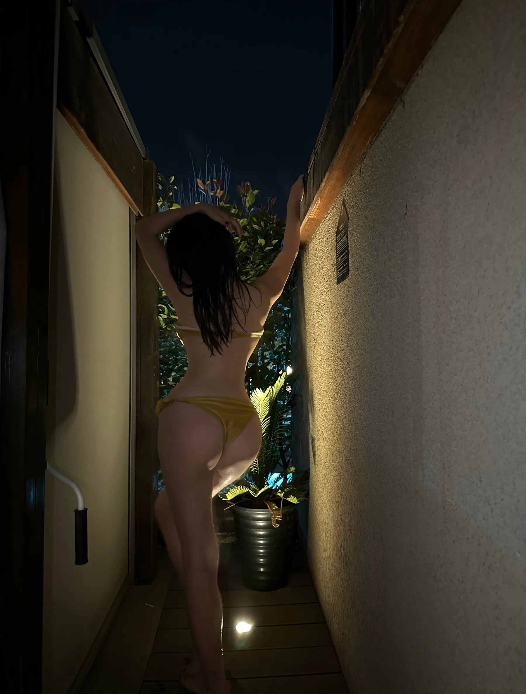 知名博主_奶宝妹纸_No.032 &ndash; 深夜游泳池 主题写真 [24P]Xiuren秀人写真高清美女套图写真下载-看套图看套图