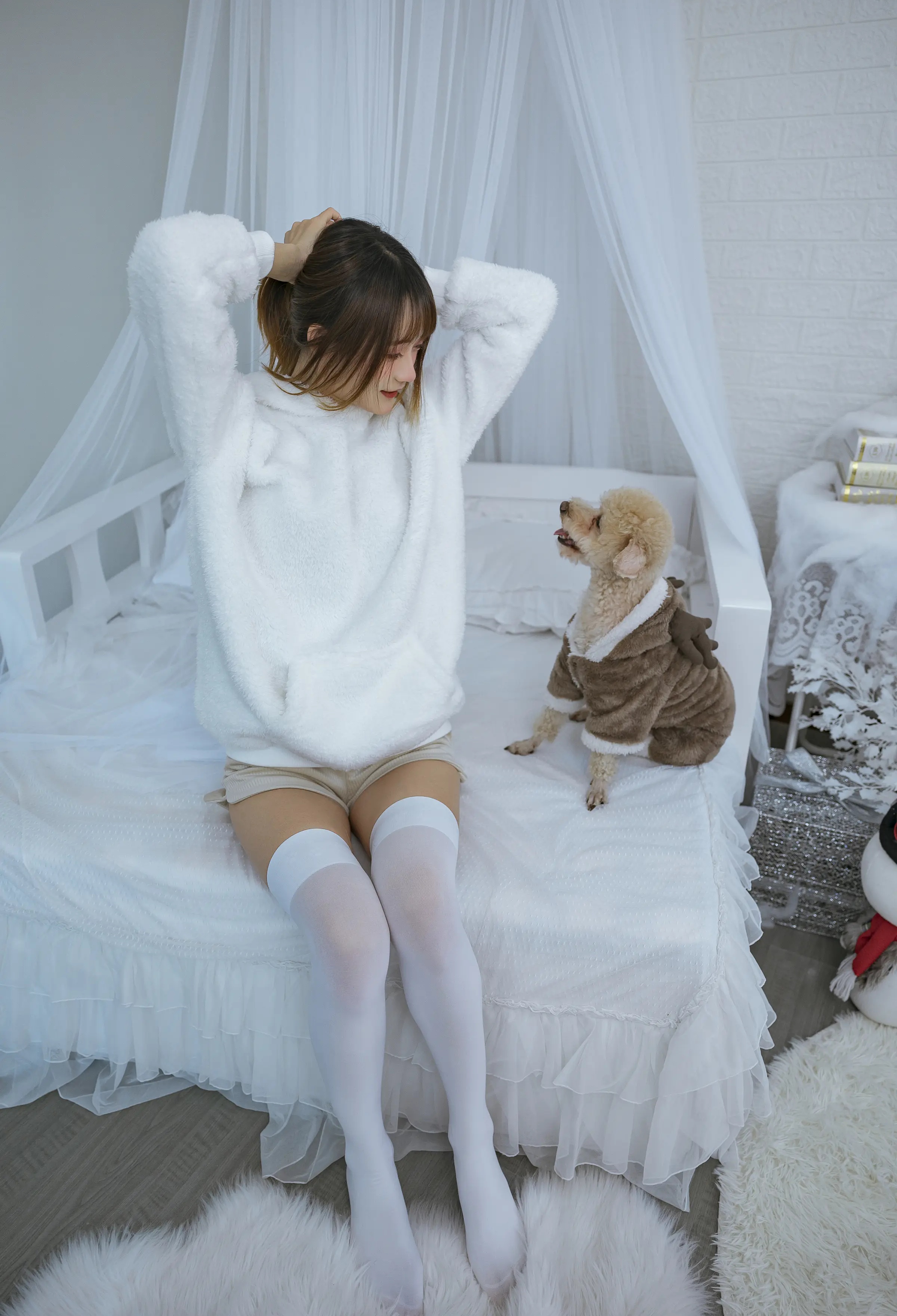 颜值博主_兔子Zzz不吃胡萝卜_No.116 &ndash; 温馨少女与宠物们 [23P]-看套图
