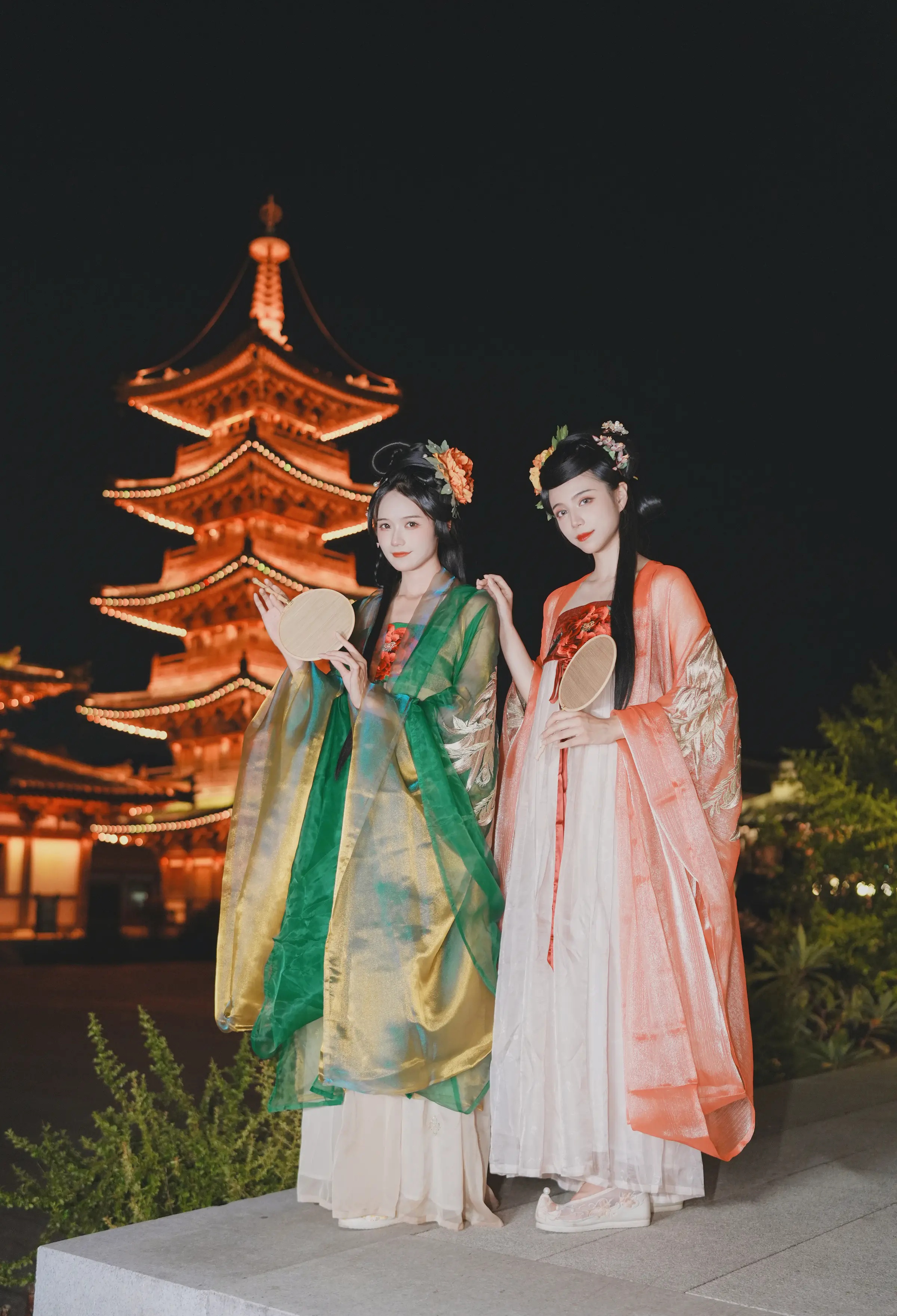 颜值博主_兔子Zzz不吃胡萝卜_No.137 &ndash; 夜游灯会 主题写真 [33P]Xiuren秀人写真高清美女套图写真下载-看套图看套图