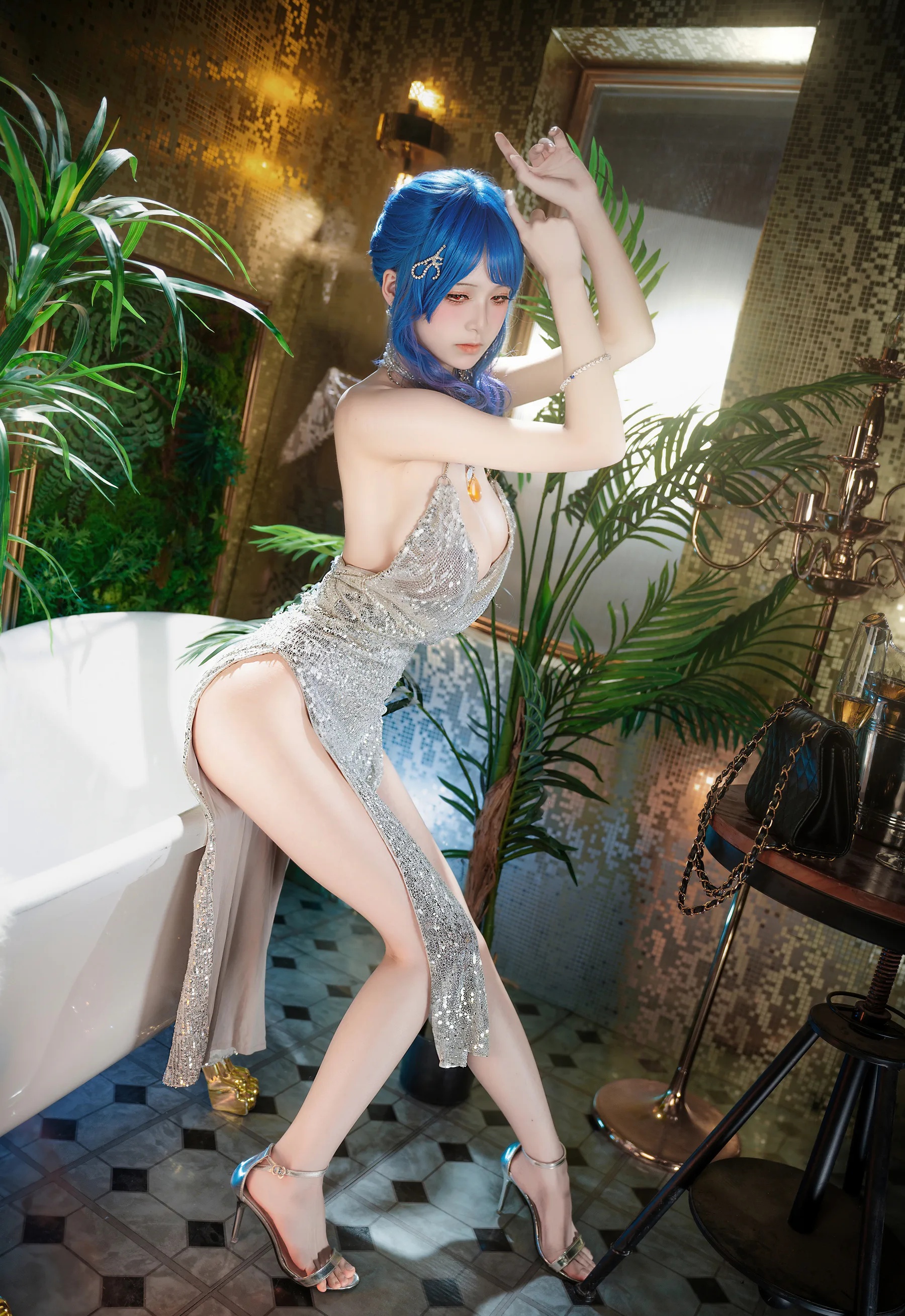 人气Coser美女_九柒喵_No.004 圣路易斯 Luxury Handle 主题写真 [10P]Xiuren秀人写真高清美女套图写真下载-看套图看套图