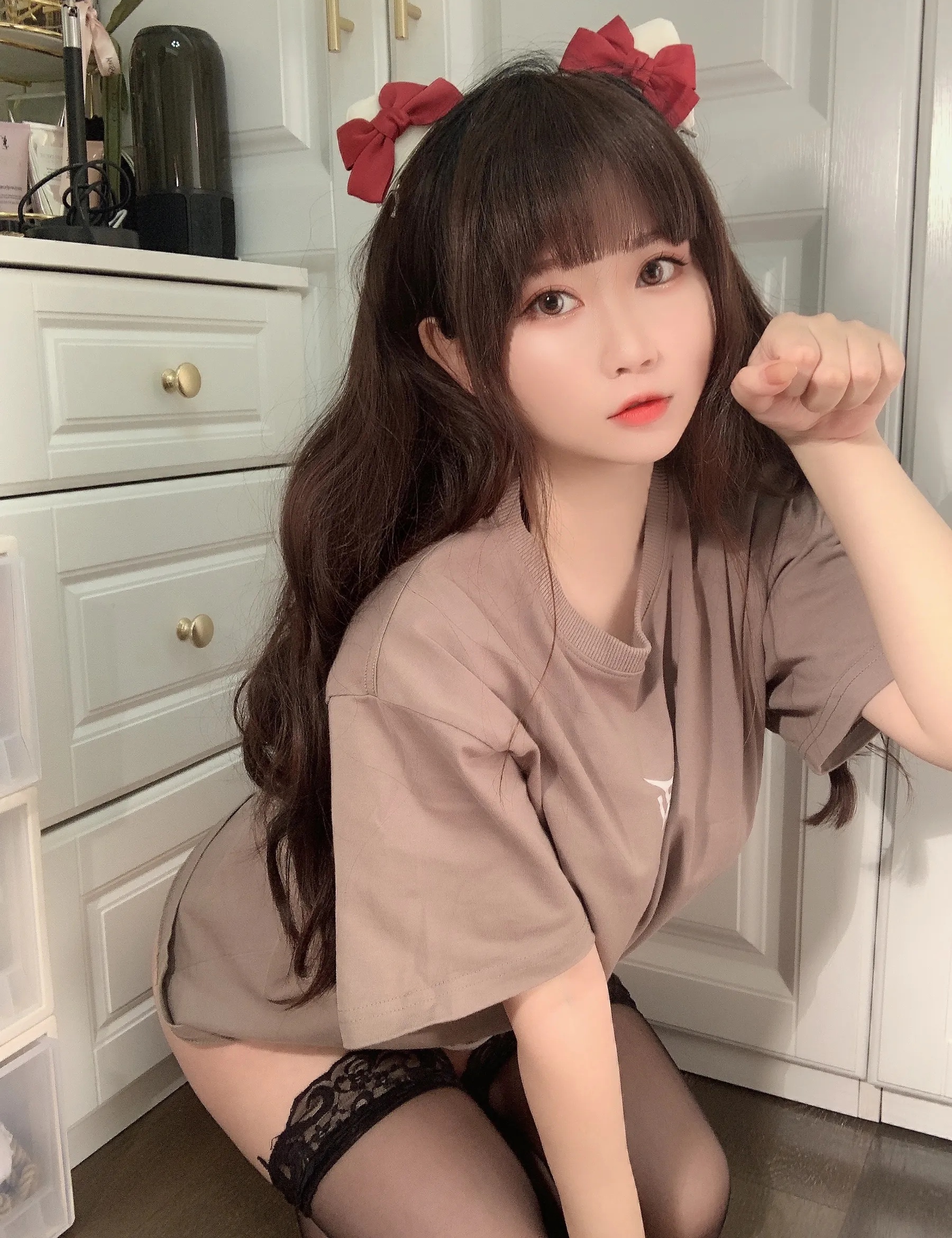 Coser美女_是依酱吖_No.042 T恤底下 主题写真 [31P]Xiuren秀人写真高清美女套图写真下载-看套图看套图
