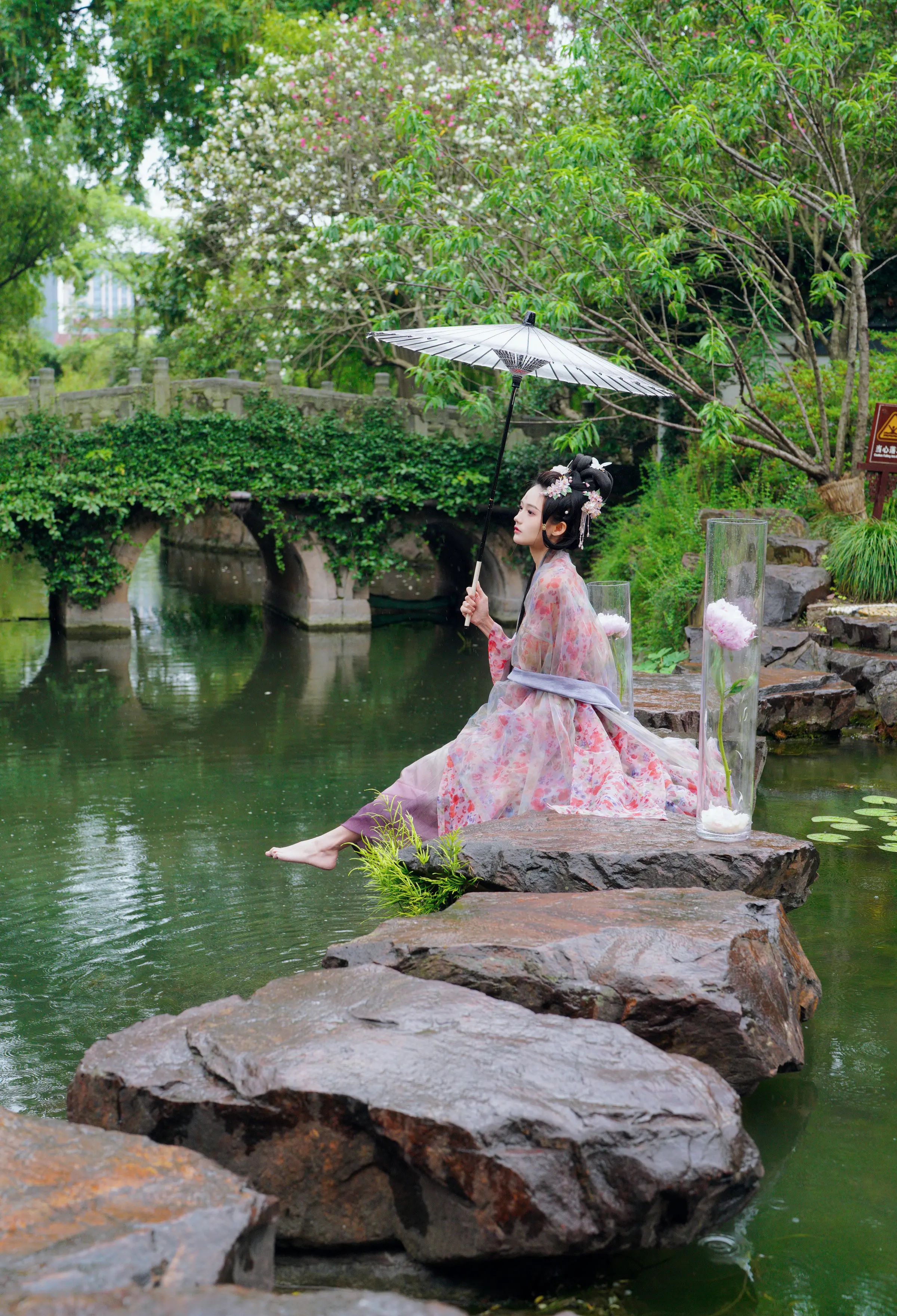 颜值博主_兔子Zzz不吃胡萝卜_No.145 &ndash; 天青色等烟雨 主题写真 [27P]-看套图
