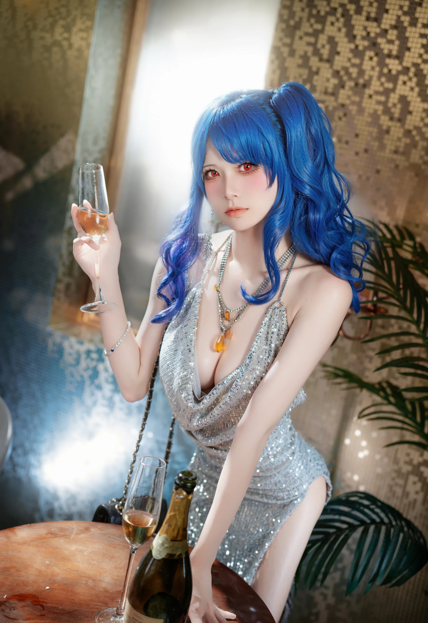 人气Coser美女_九柒喵_No.004 圣路易斯 Luxury Handle 主题写真 [10P]Xiuren秀人写真高清美女套图写真下载-看套图看套图