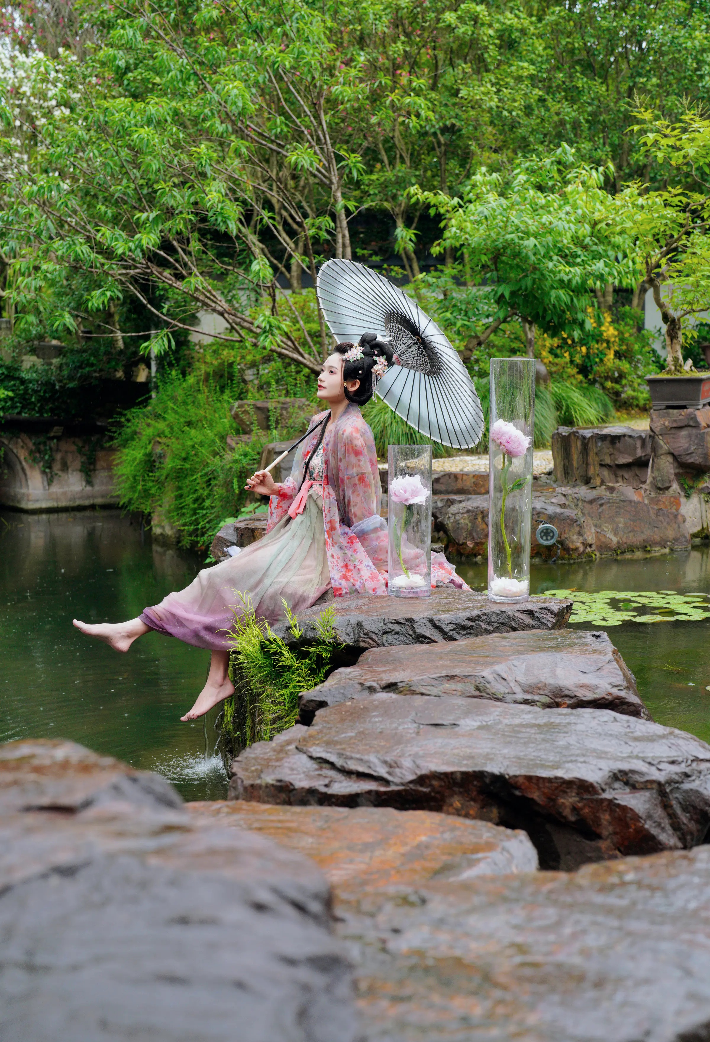 颜值博主_兔子Zzz不吃胡萝卜_No.145 &ndash; 天青色等烟雨 主题写真 [27P]-看套图