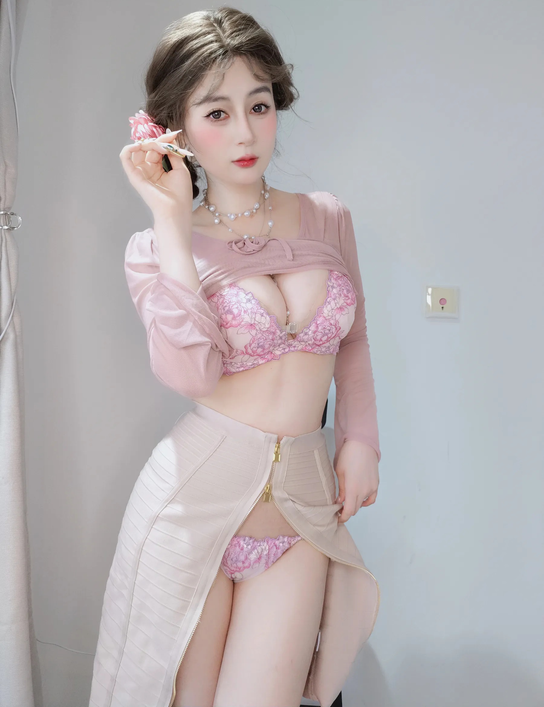 国产Coser美女白银81_NO.190 fantia 24年12月会员合集 [102P]Xiuren秀人写真高清美女套图写真下载-看套图看套图