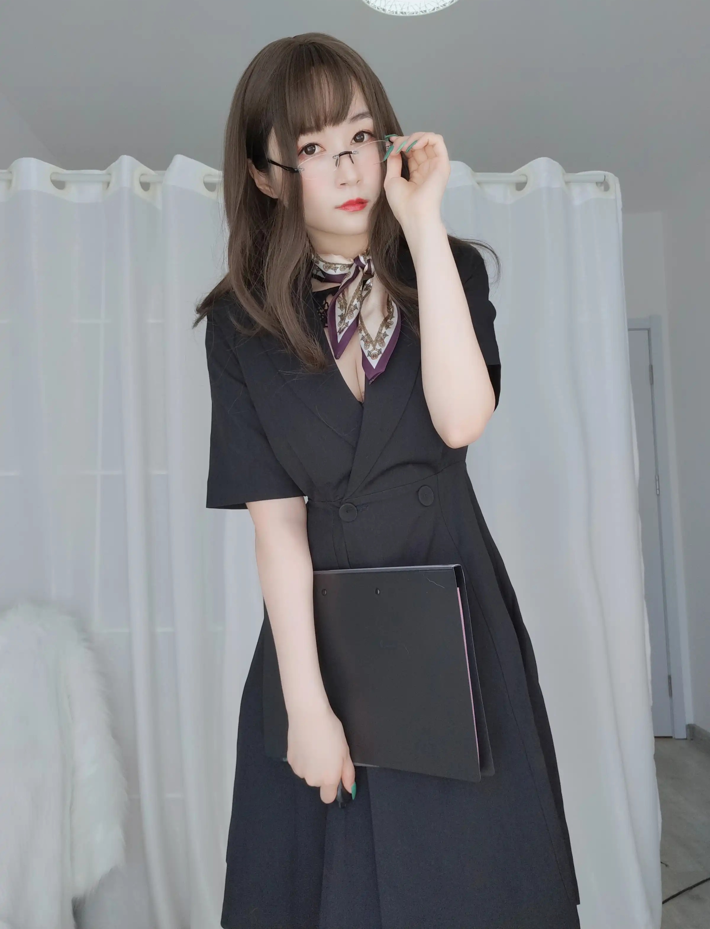 台湾Coser美女白银81-046 - OL下的内衣 主题写真 [124P]Xiuren秀人写真高清美女套图写真下载-看套图看套图