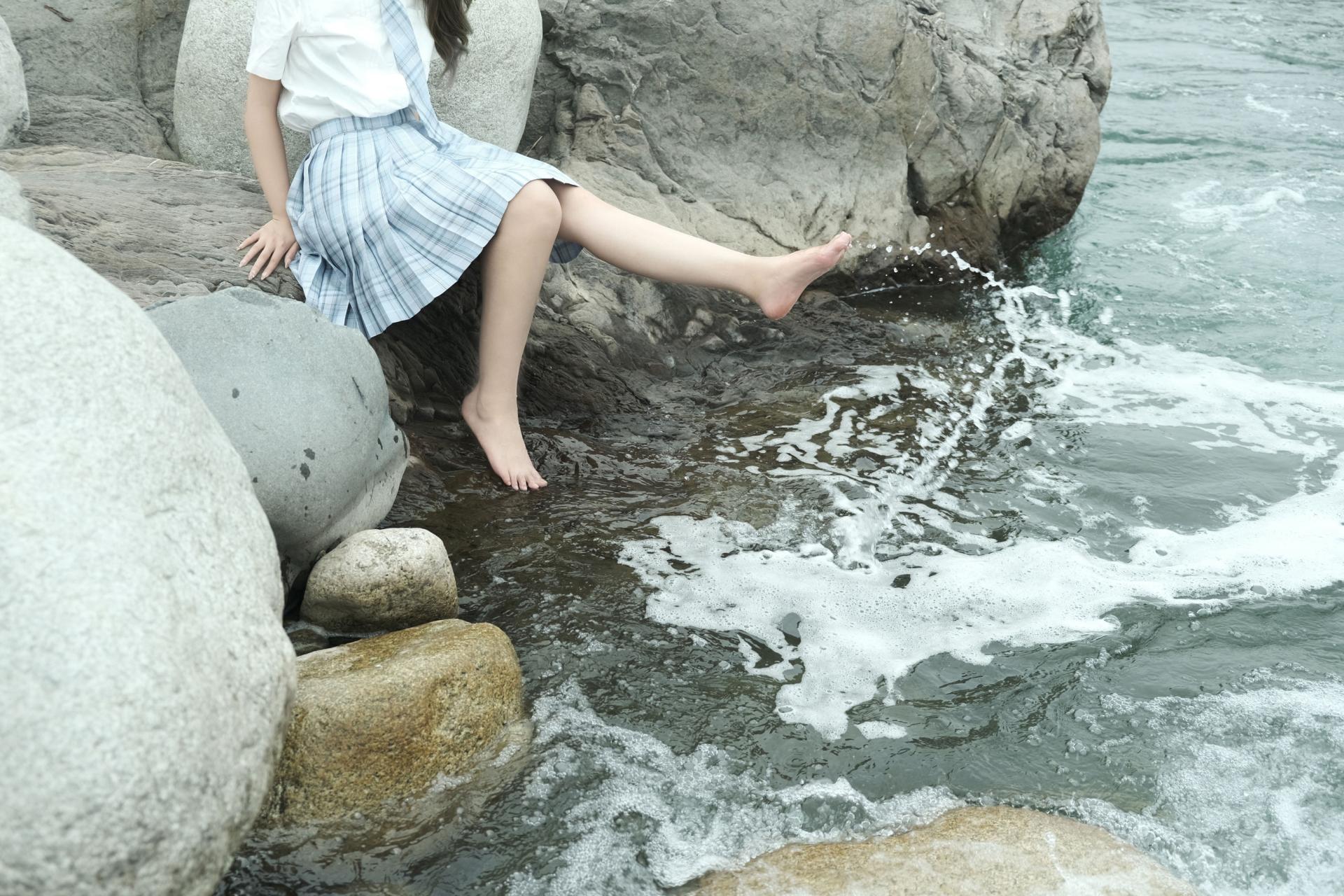 [COSPLAY]eloise软软 – 河边JK-看套图