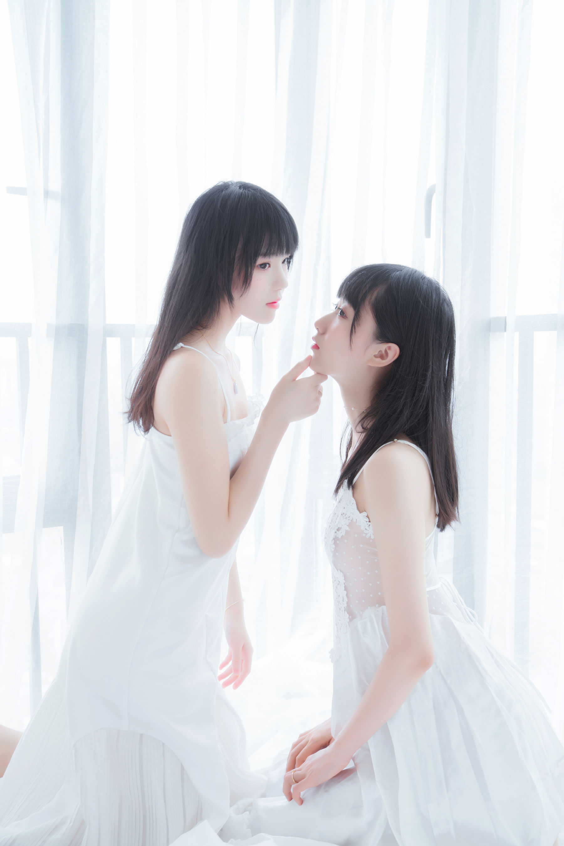 [COSPLAY] 桜桃喵 – 萌系小姐姐木绵绵OwO&桜桃喵 朝(白裙×白裙)-看套图