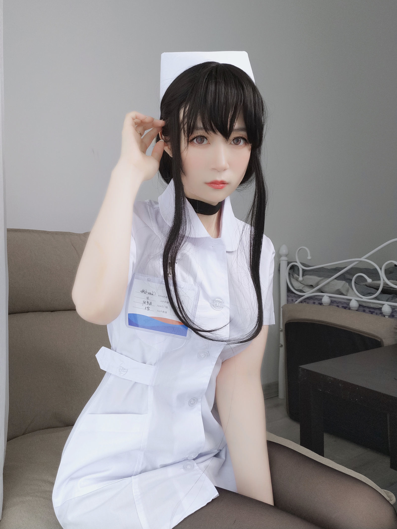 [COSPLAY] Coser小姐姐白银 – 长发小护士-看套图