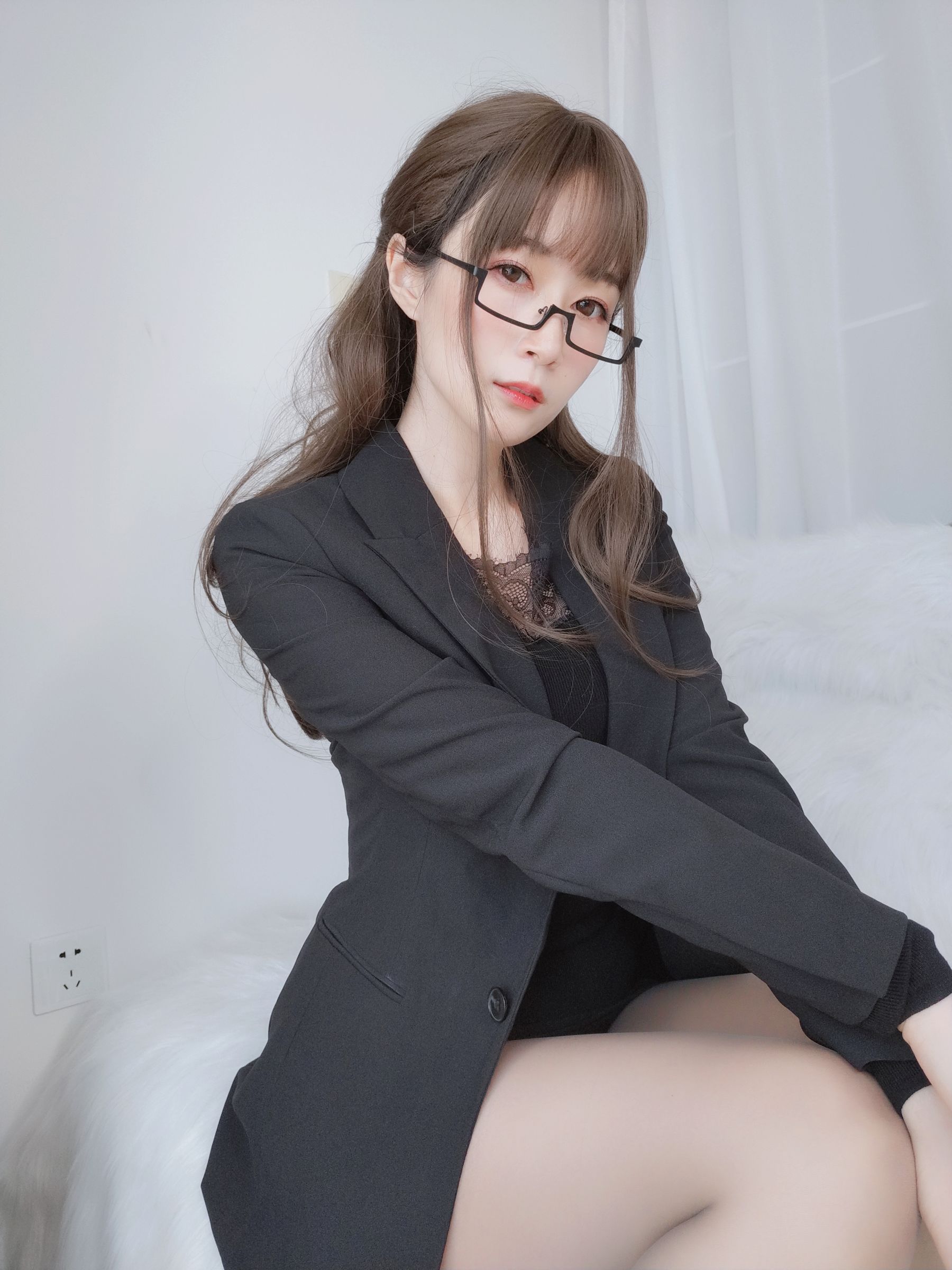 [COSPLAY] Coser小姐姐白银 – 黑西服-看套图