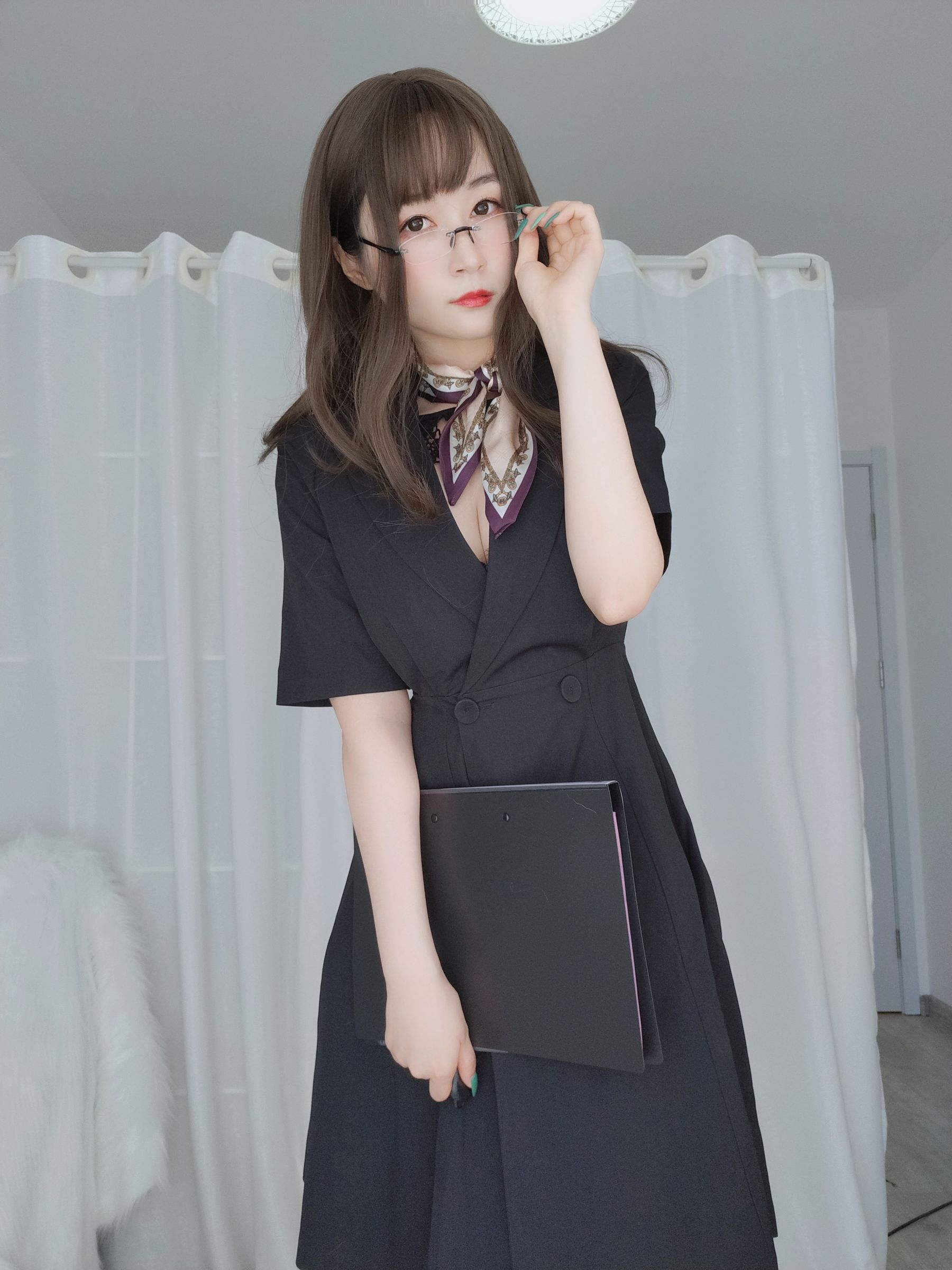 [COSPLAY] Coser小姐姐白银 – OL下的内衣-看套图
