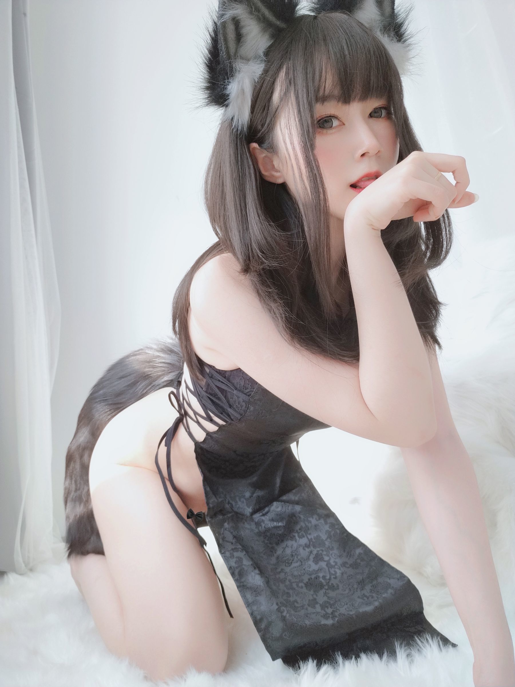 [COSPLAY] Coser小姐姐白银 – 小黑狼-看套图