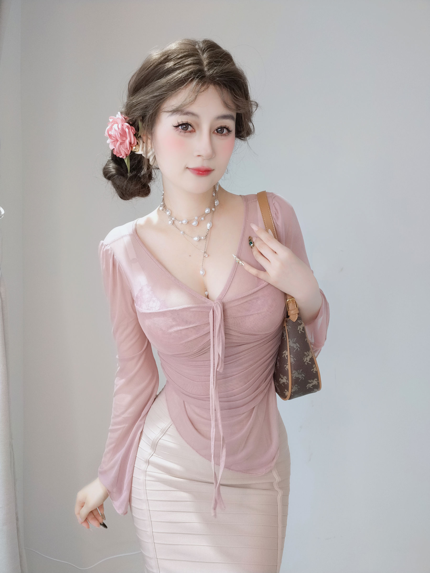[COSPLAY] Coser小姐姐白银 – 粉色的邻居-看套图