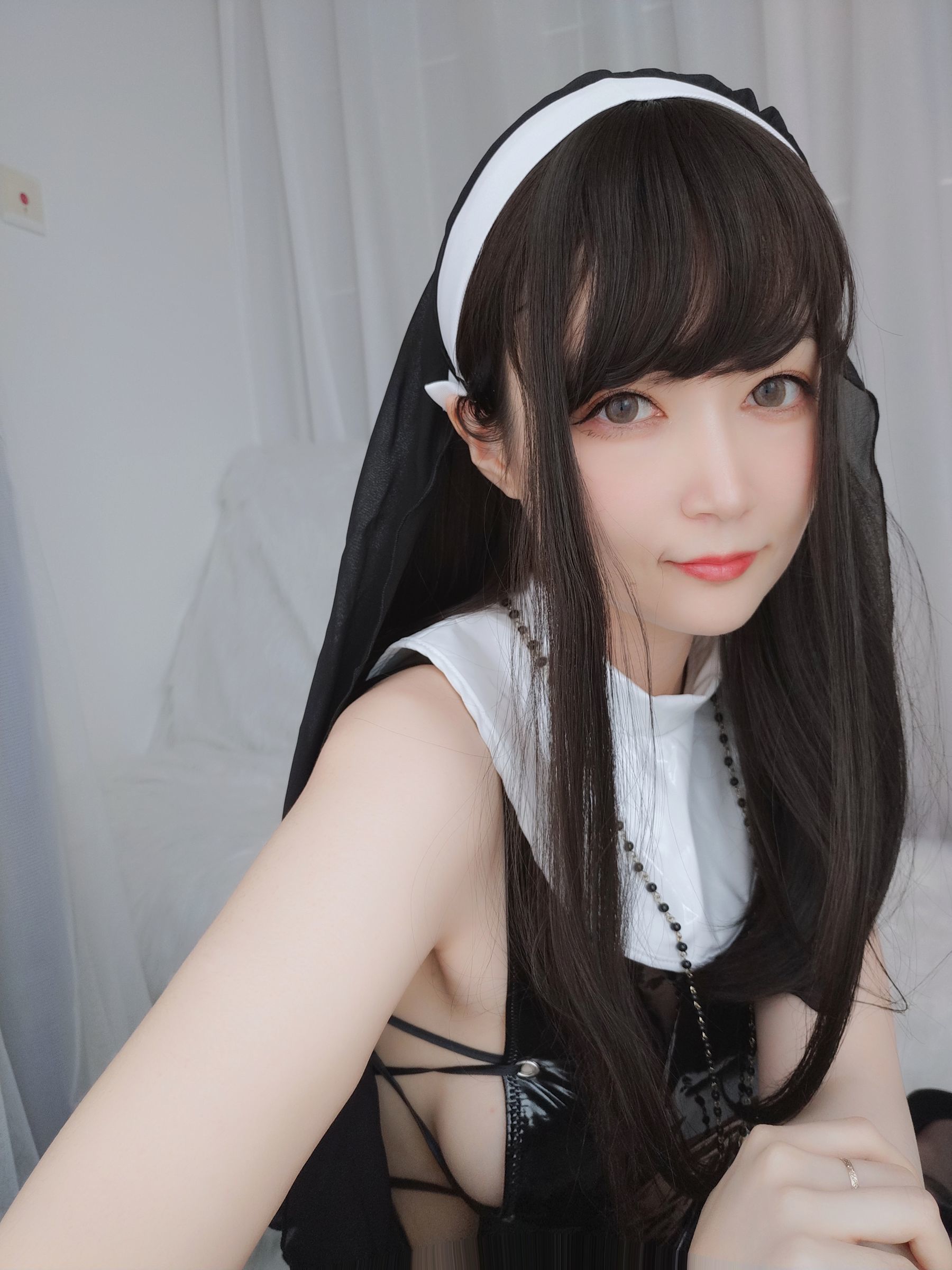 [COSPLAY] Coser小姐姐白银 – 皮衣修女-看套图