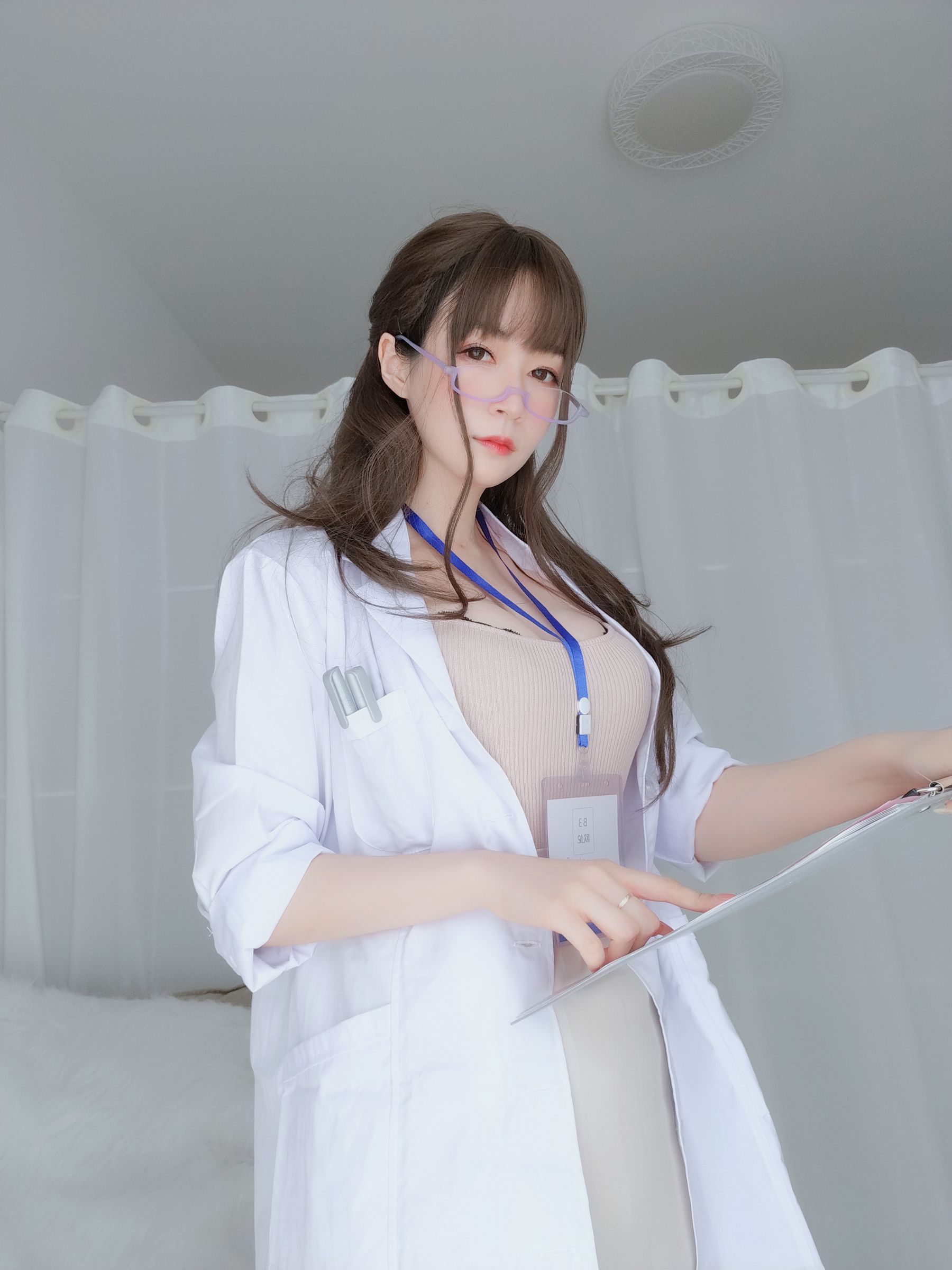 [COSPLAY] Coser小姐姐白银 – 私人医生-看套图