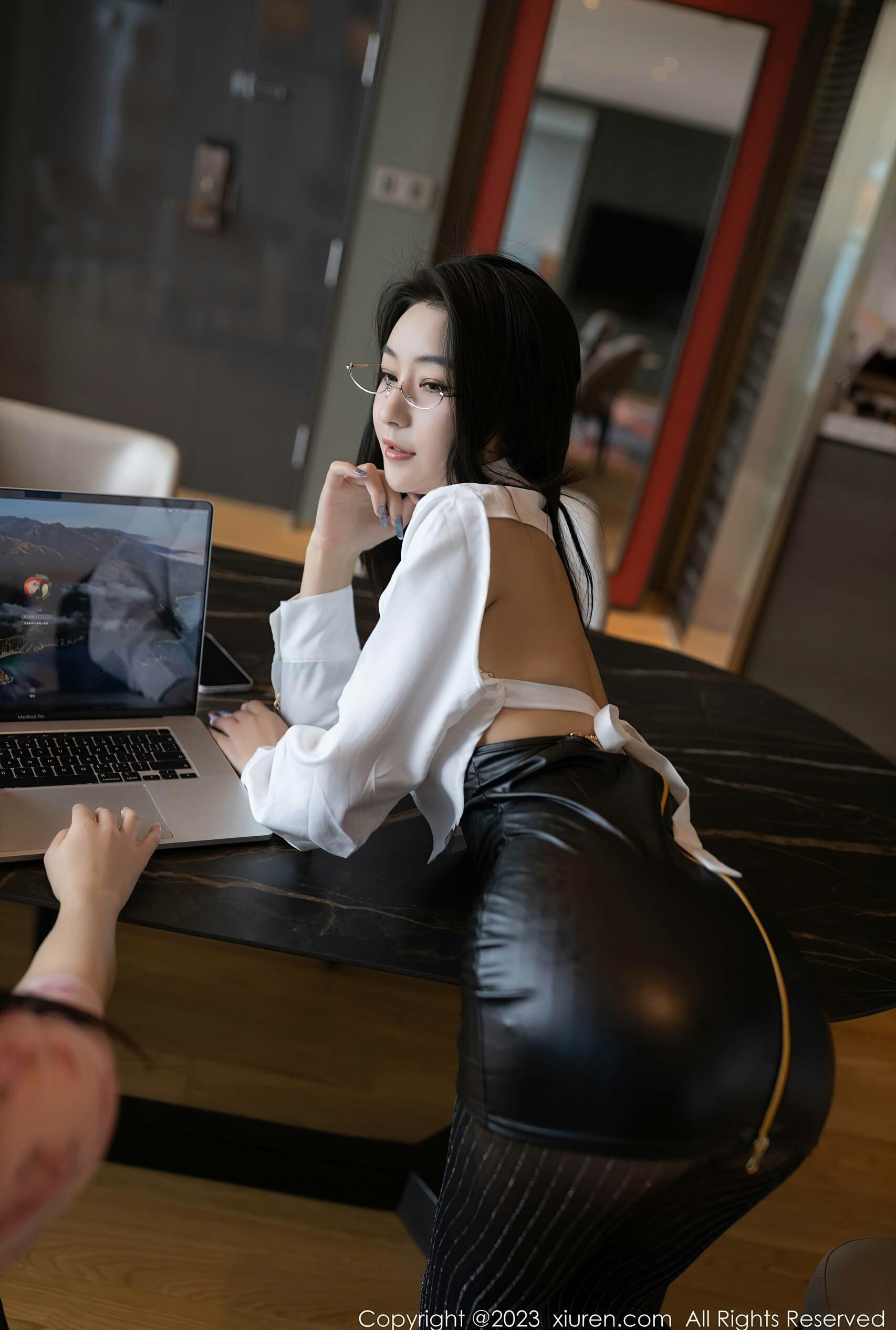 图片[4]Xiuren秀人写真高清美女套图写真下载-看套图[XiuRen秀人网] No.7547 熊小诺 短裙黑丝Xiuren秀人写真高清美女套图写真下载-看套图看套图