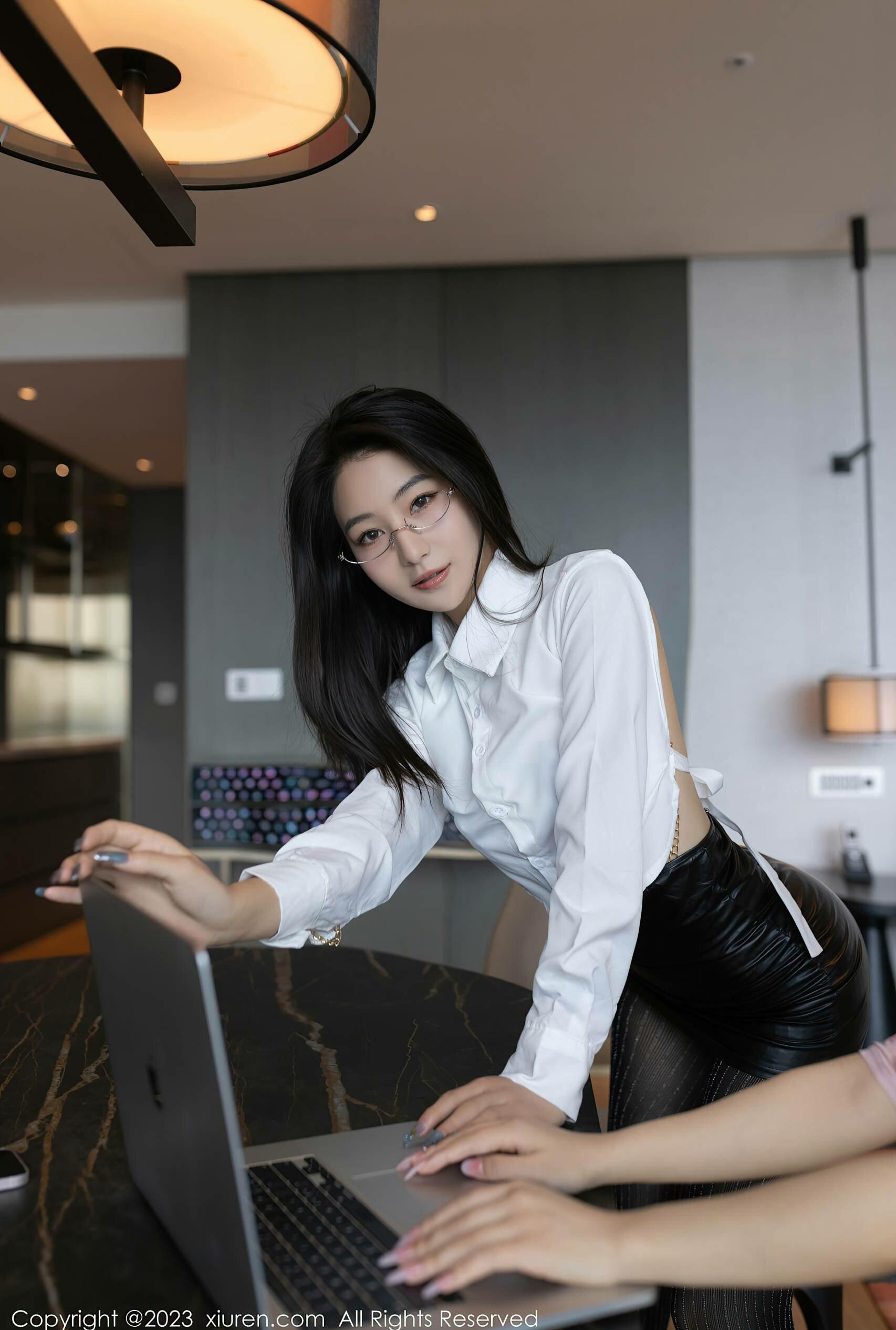 图片[5]Xiuren秀人写真高清美女套图写真下载-看套图[XiuRen秀人网] No.7547 熊小诺 短裙黑丝Xiuren秀人写真高清美女套图写真下载-看套图看套图