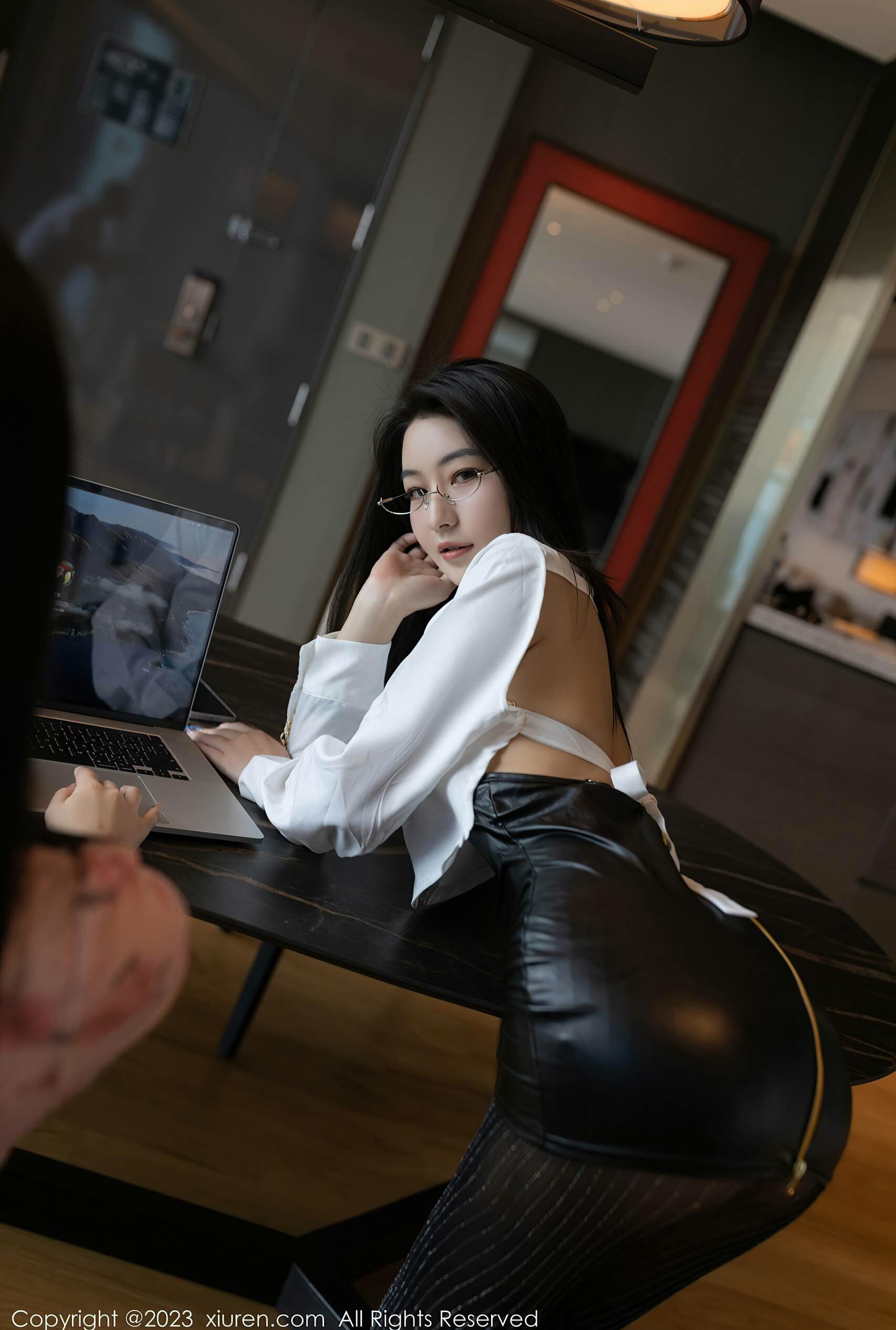 图片[3]Xiuren秀人写真高清美女套图写真下载-看套图[XiuRen秀人网] No.7547 熊小诺 短裙黑丝Xiuren秀人写真高清美女套图写真下载-看套图看套图