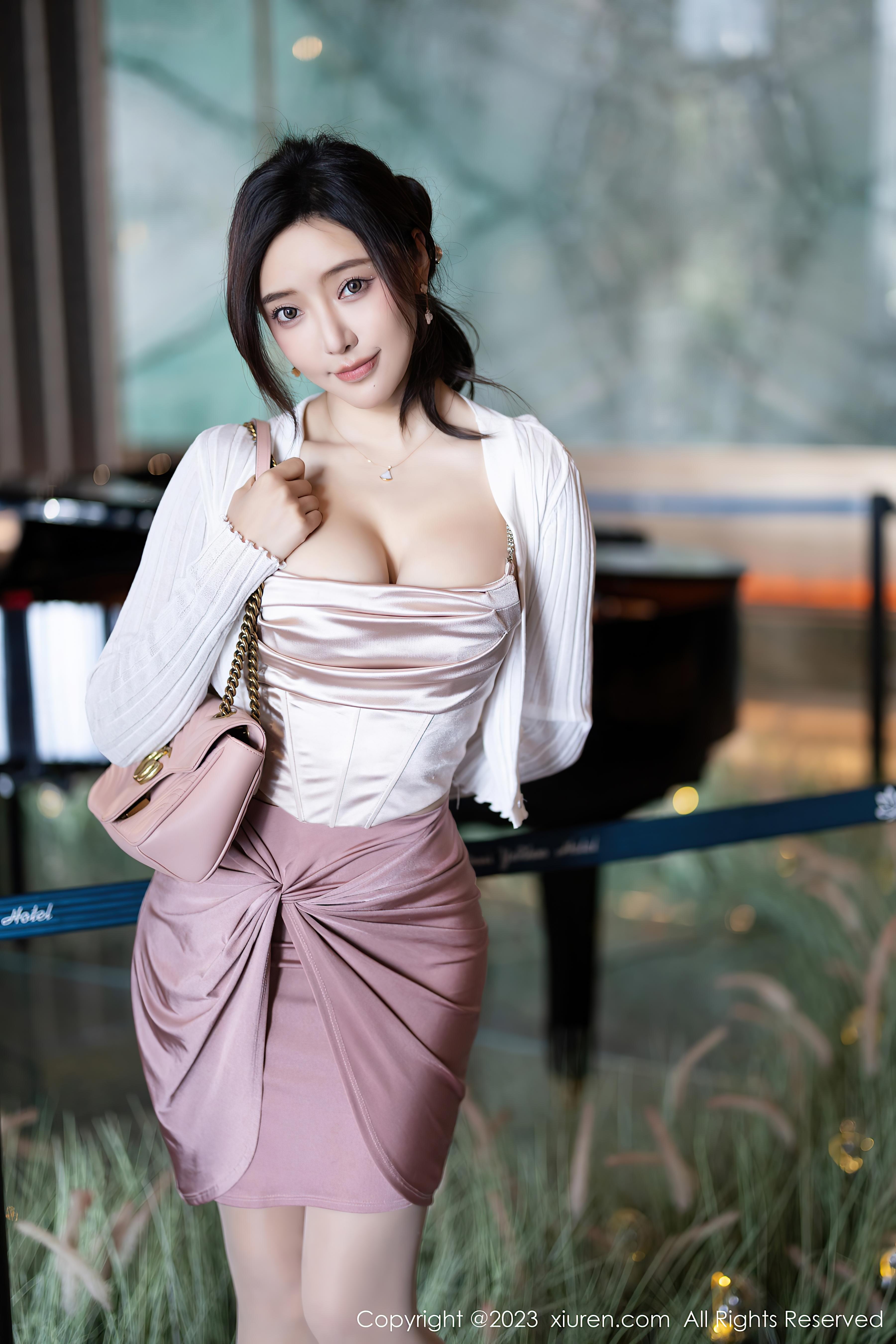 [XiuRen秀人网]22023.11.09 NO.7640 王馨瑶yanni 粉色小礼服与黑色透视短裙加黑丝美腿性感私房写真集-看套图