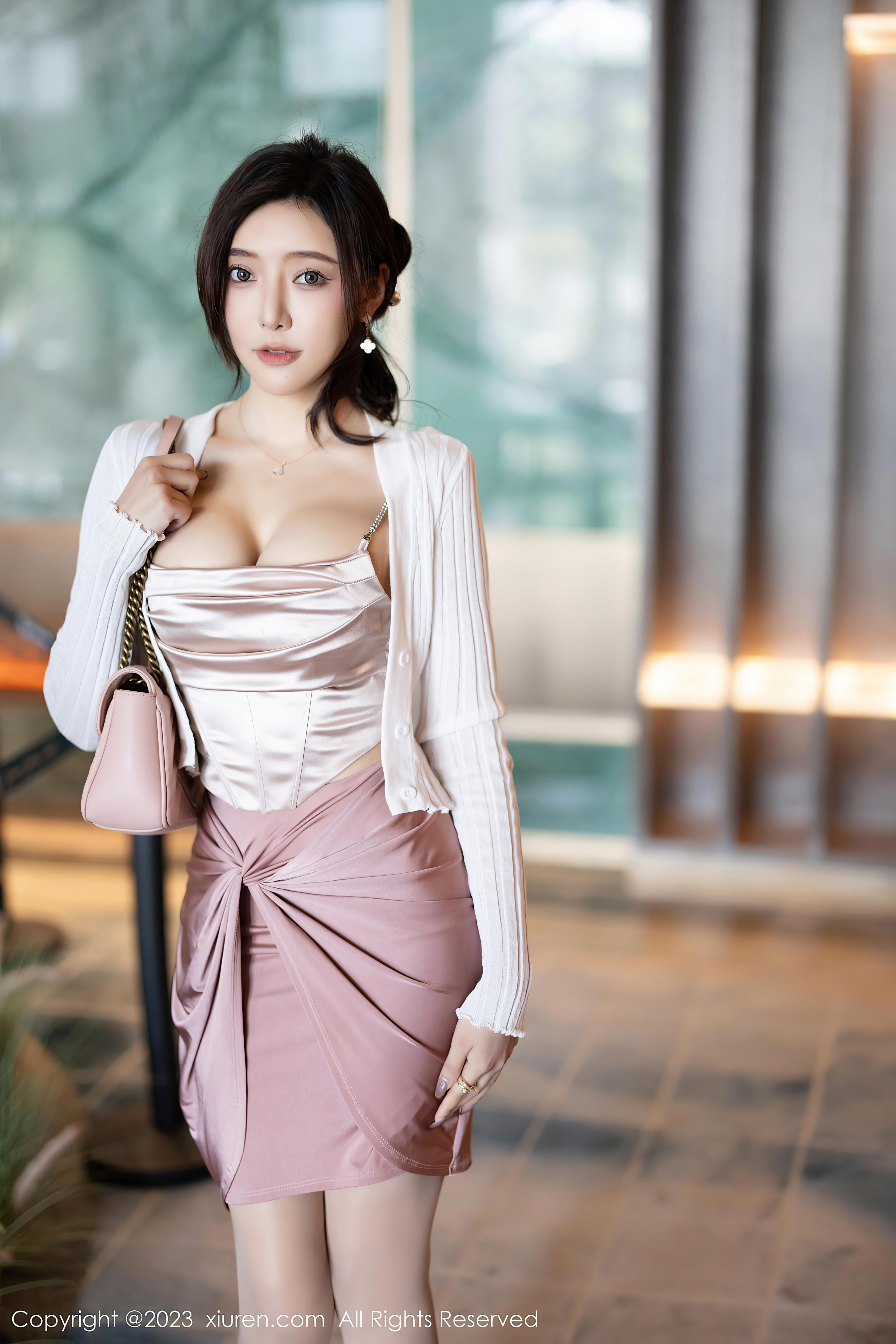 [XiuRen秀人网]22023.11.09 NO.7640 王馨瑶yanni 粉色小礼服与黑色透视短裙加黑丝美腿性感私房写真集Xiuren秀人写真高清美女套图写真下载-看套图看套图