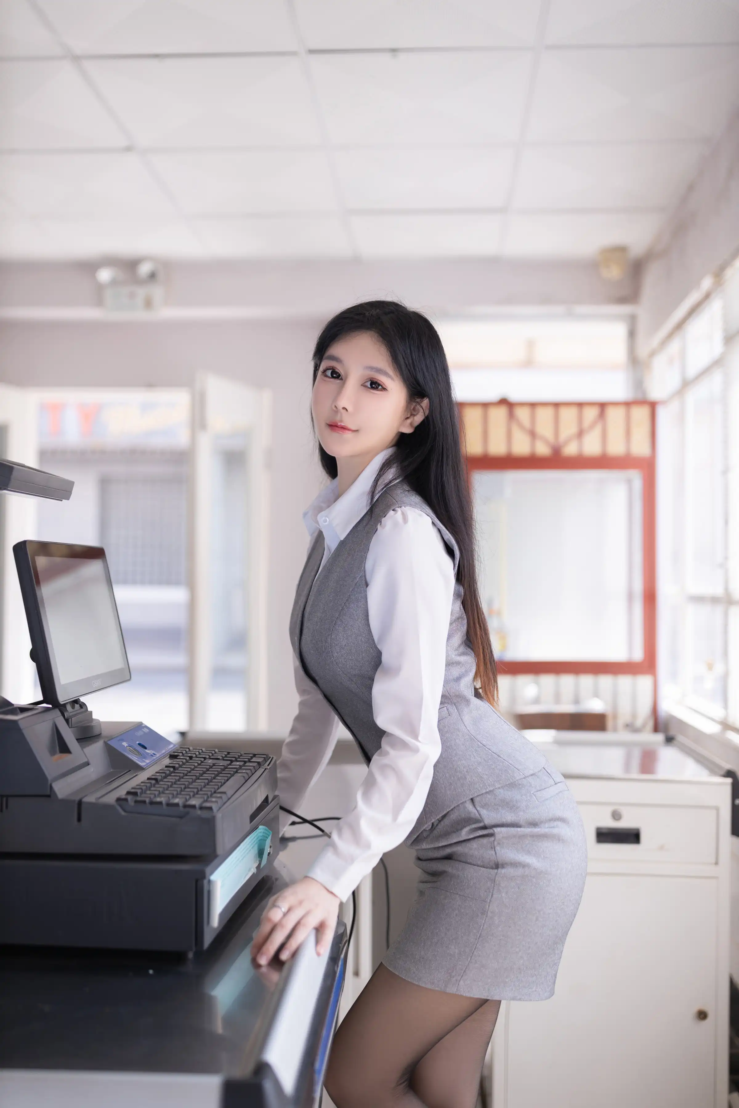 [XiuRen秀人网]FW0258 秀人番外 谢小蒽(幼幼) - 便利店新星 主题写真 [100P]Xiuren秀人写真高清美女套图写真下载-看套图看套图