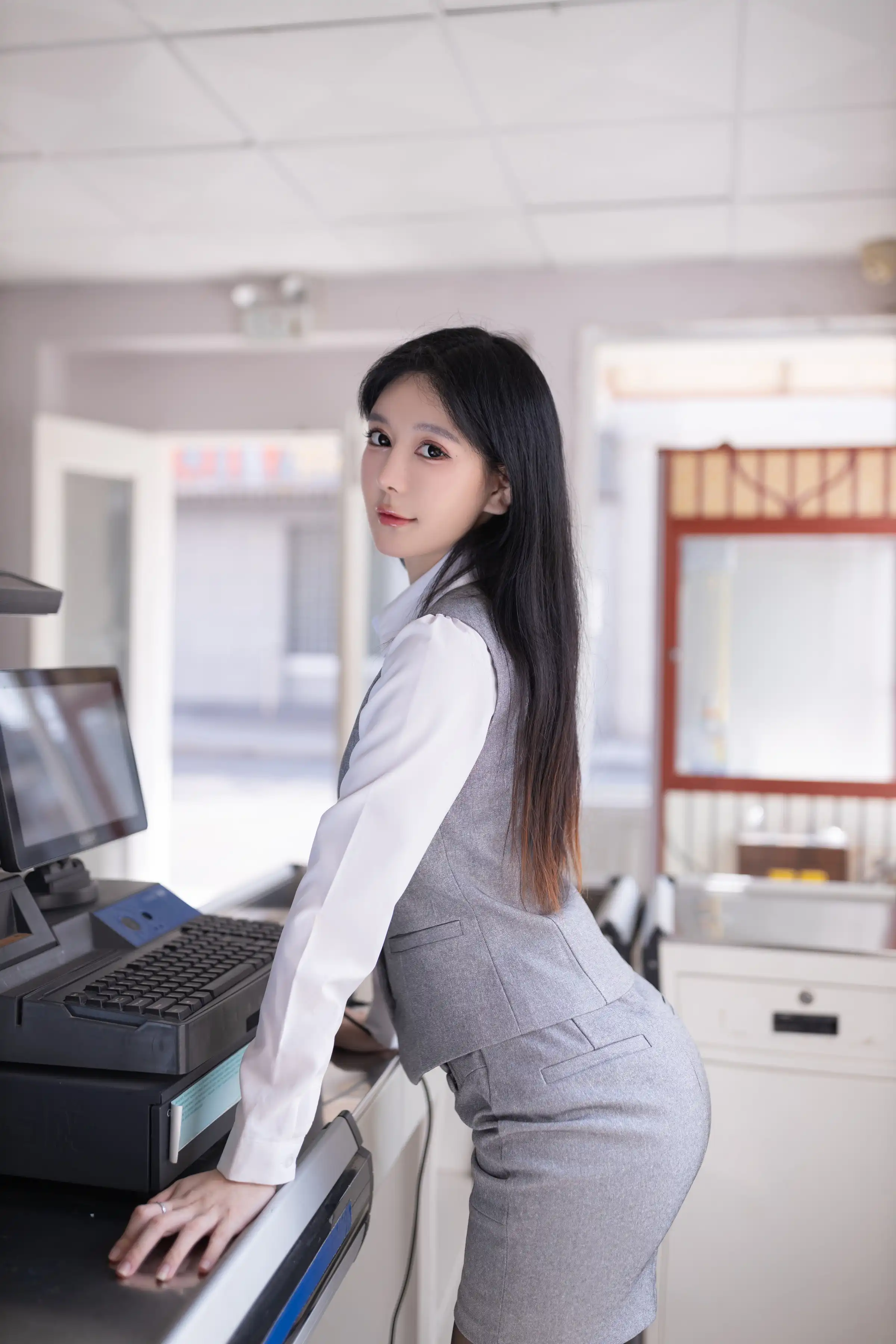 [XiuRen秀人网]FW0258 秀人番外 谢小蒽(幼幼) - 便利店新星 主题写真 [100P]Xiuren秀人写真高清美女套图写真下载-看套图看套图
