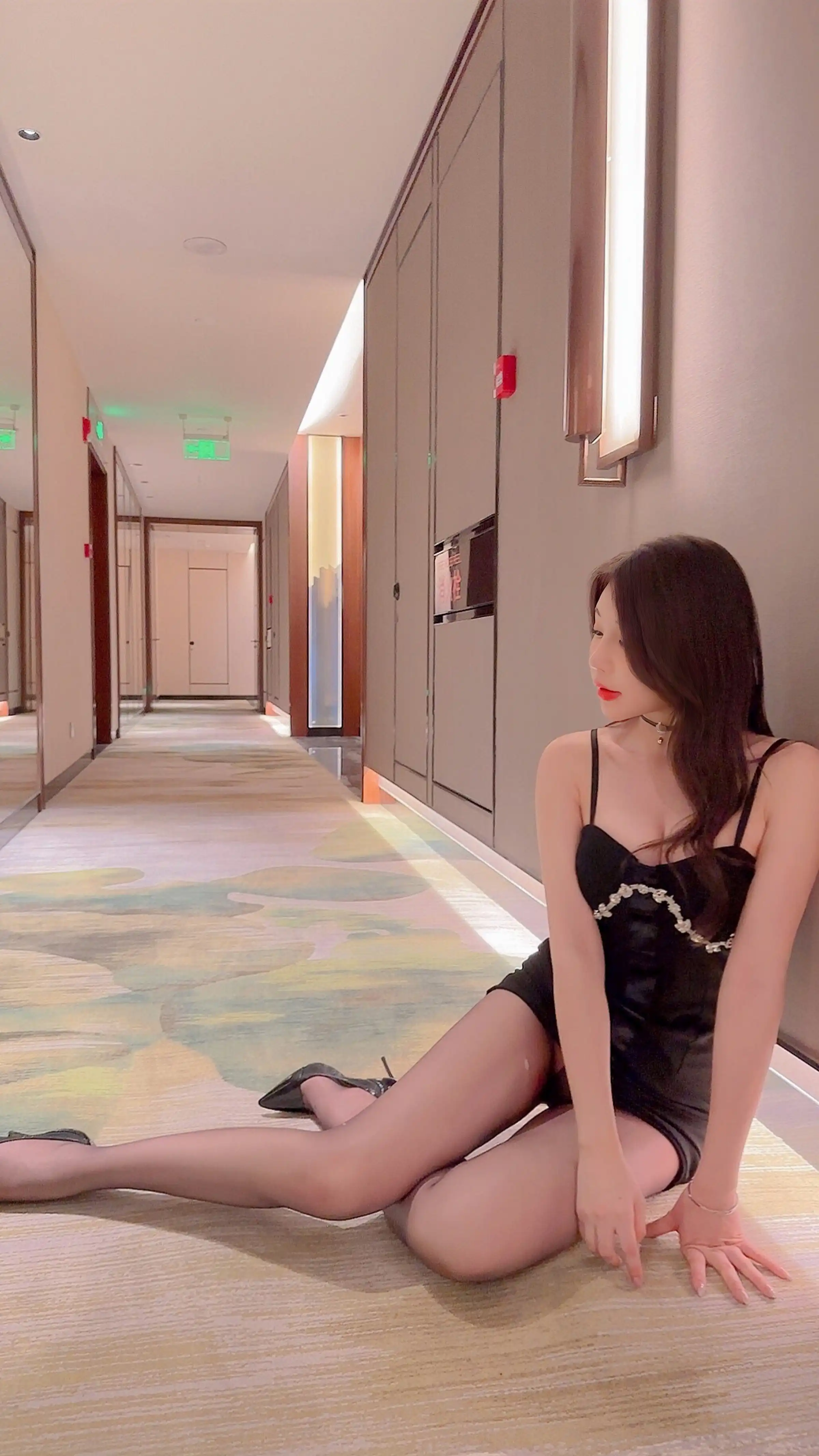 [XiuRen秀人网]FW0283 秀人番外 徐莉芝Booty  - 长腿丝诱 主题写真 [35P]Xiuren秀人写真高清美女套图写真下载-看套图看套图
