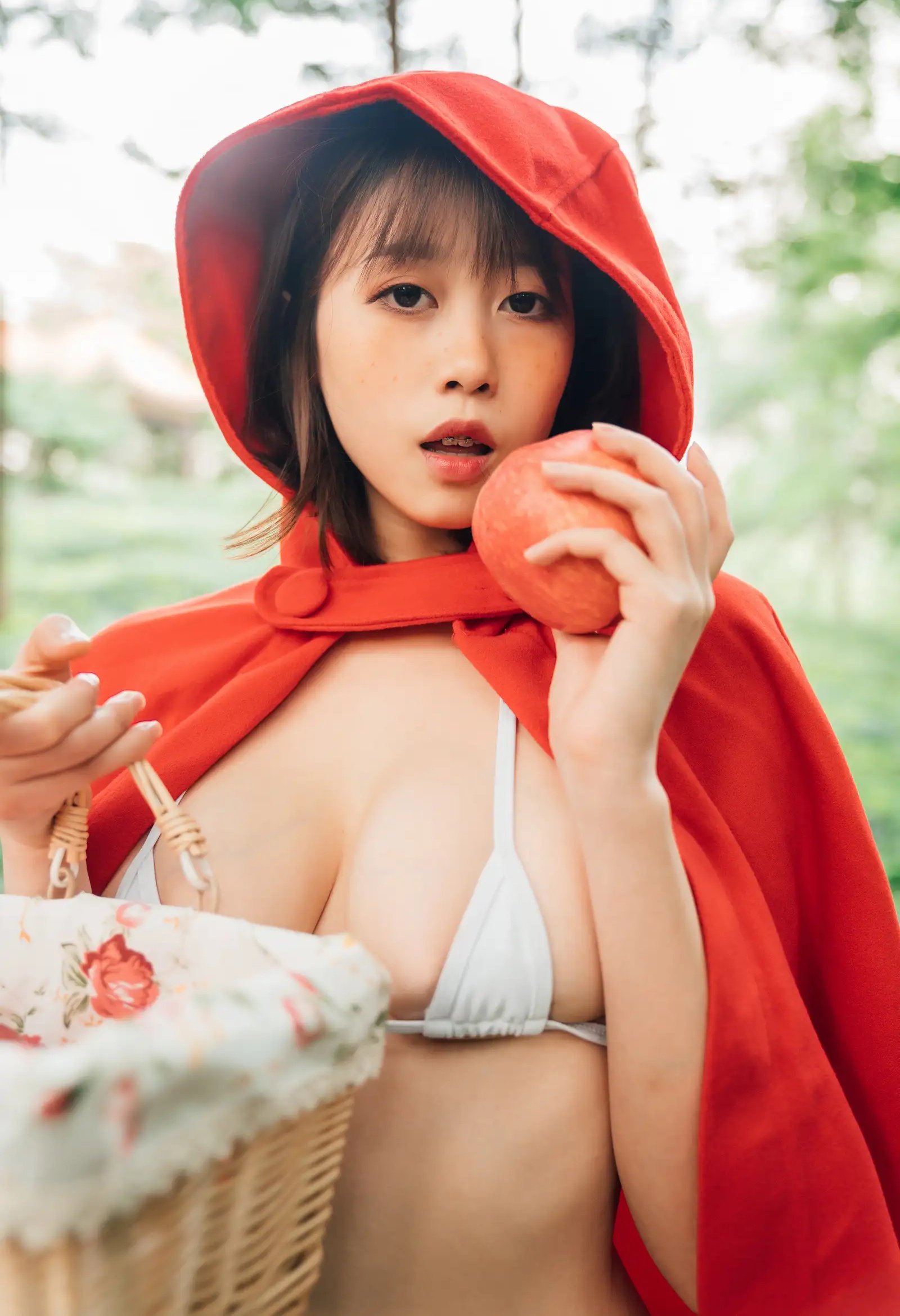 Coser美女奈汐酱NiceNo.031 &ndash; 大红帽 主题写真 [26P]Xiuren秀人写真高清美女套图写真下载-看套图看套图