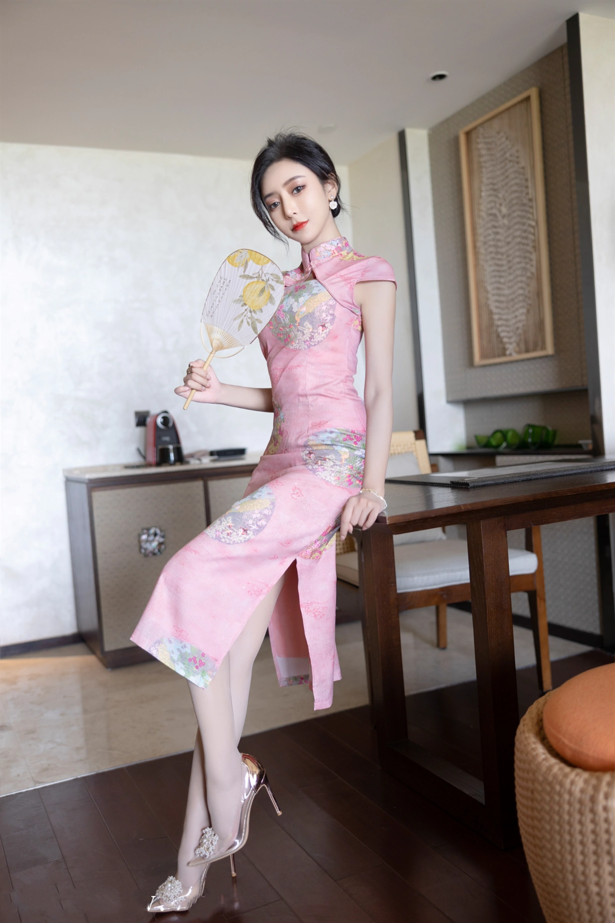 秀人网模特王馨瑶yanni大尺度诱人私拍粉色旗袍Xiuren秀人写真高清美女套图写真下载-看套图看套图