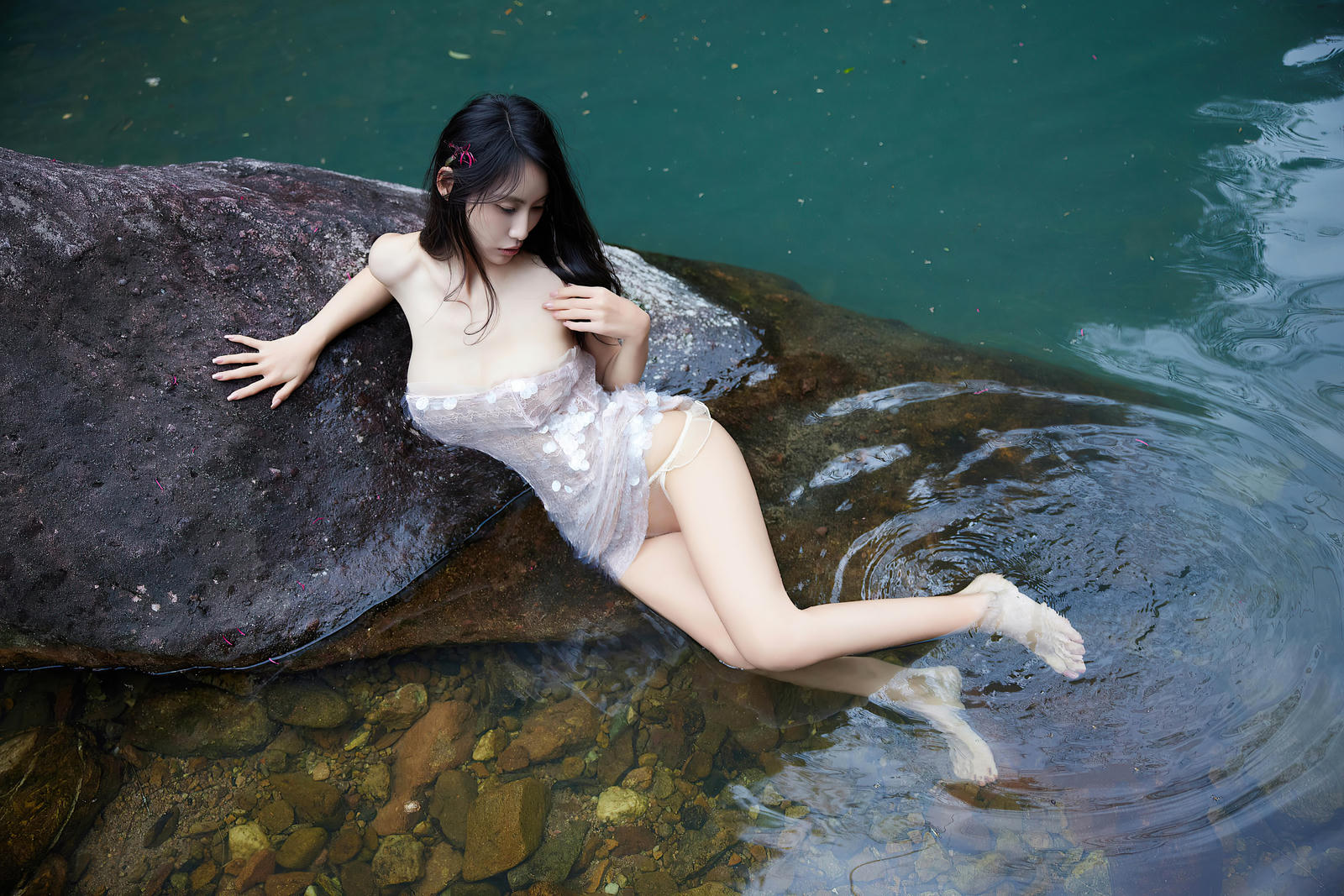 Lingyu69 – 内购原版 小溪露出-看套图