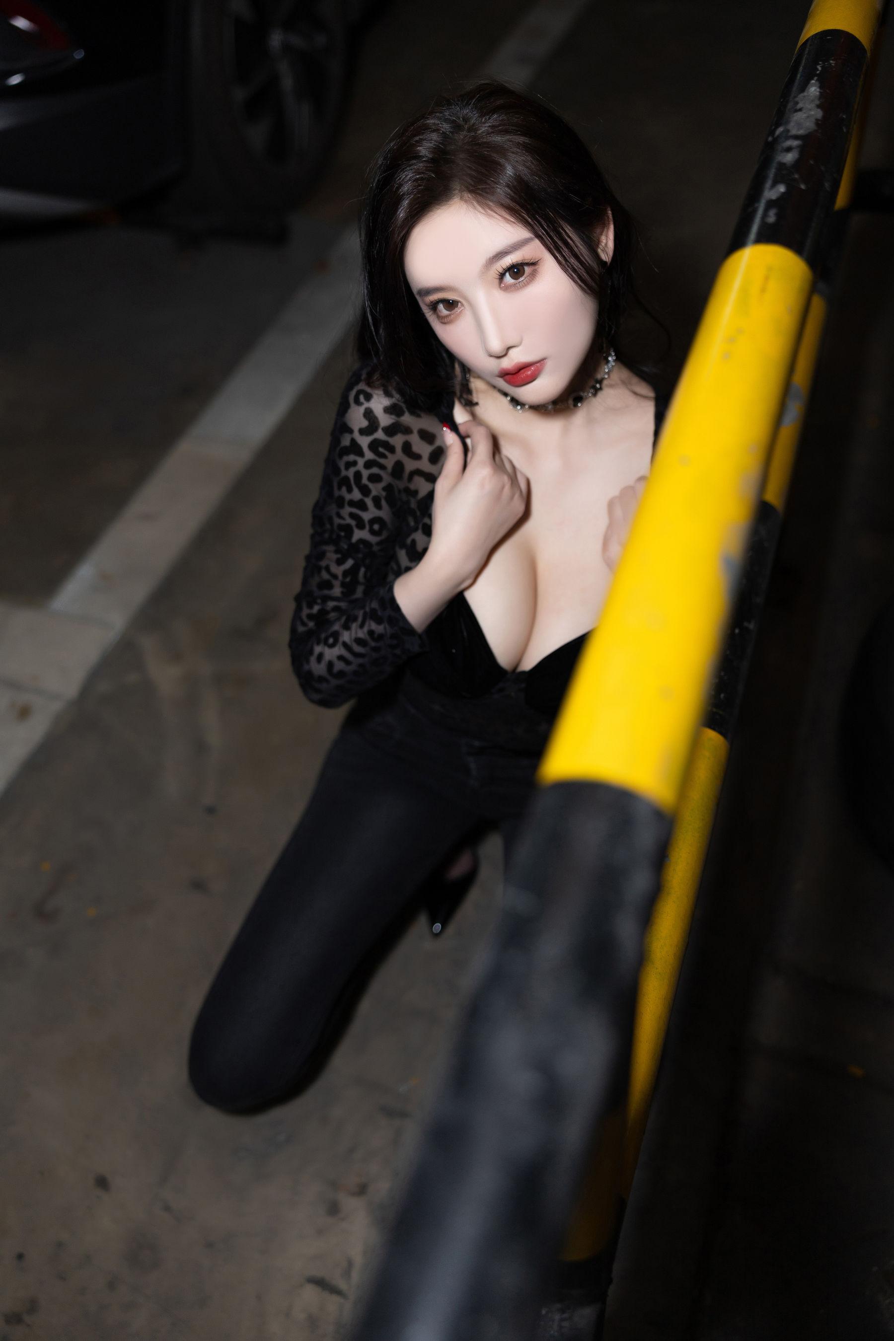 [秀人付费] 杨晨晨 诱人私拍福利 黑色牛仔裤Xiuren秀人写真高清美女套图写真下载-看套图看套图