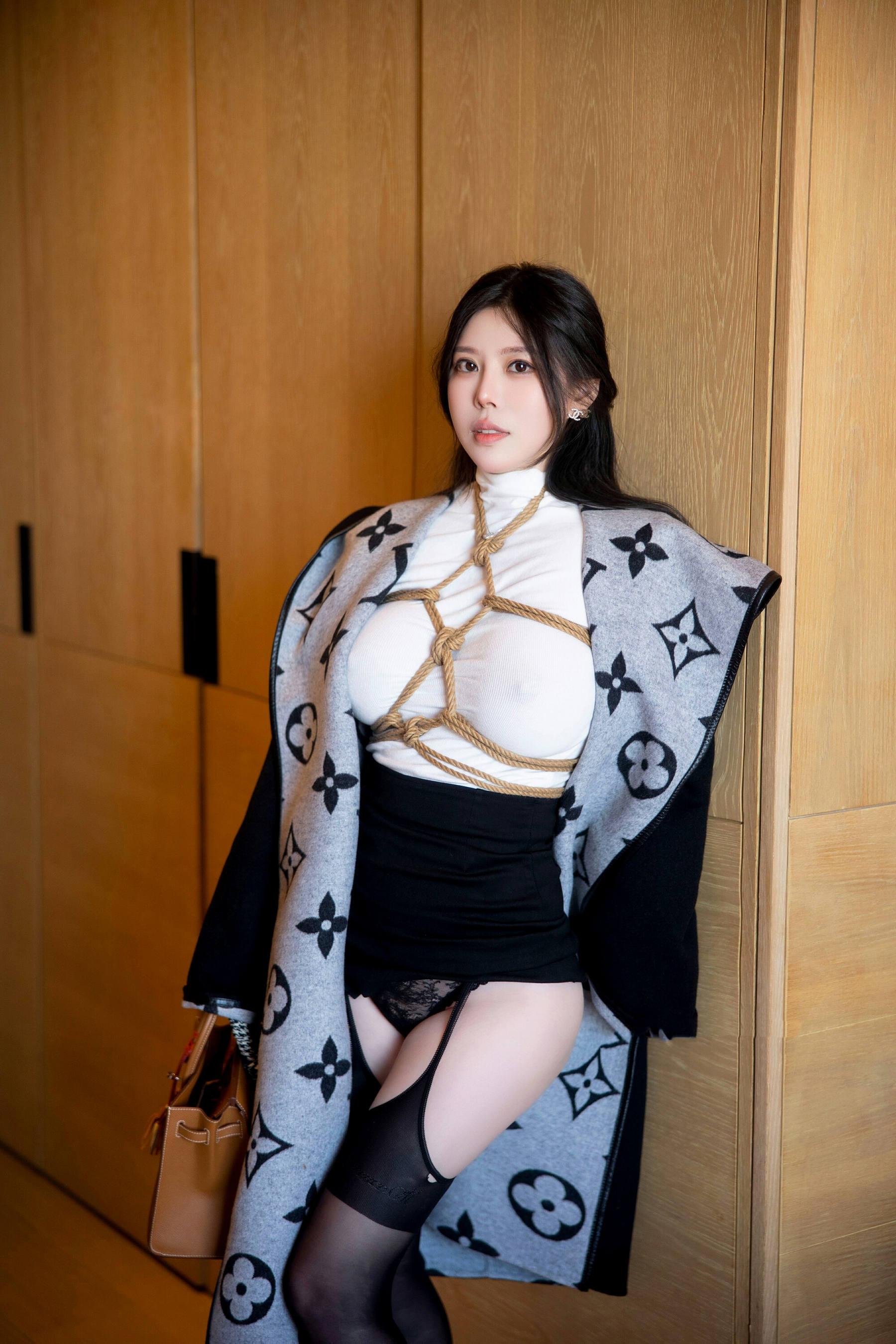 图片[5]Xiuren秀人写真高清美女套图写真下载-看套图[秀人付费] 白茹雪 诱人私拍福利 外套下的束缚Xiuren秀人写真高清美女套图写真下载-看套图看套图