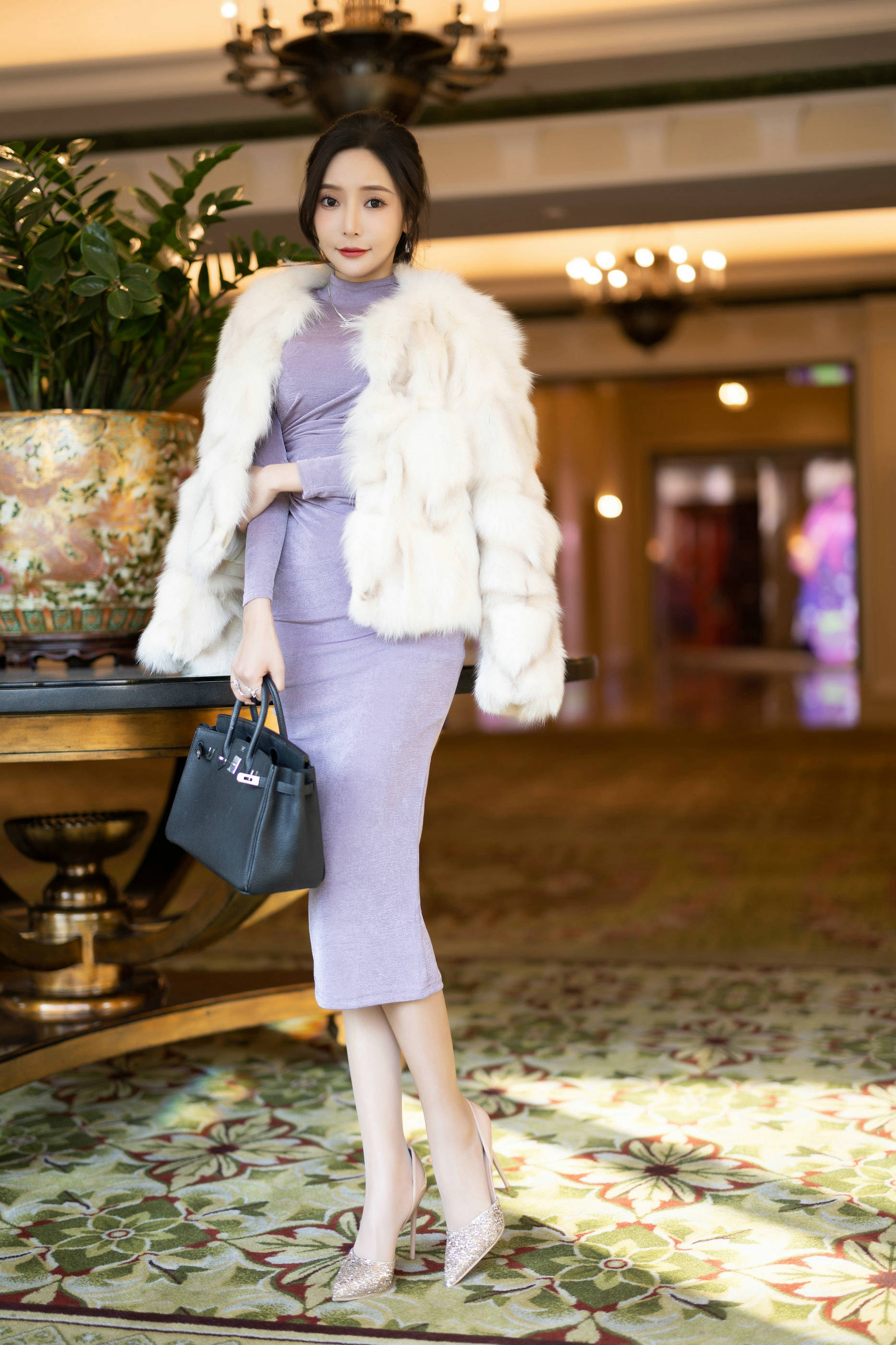 图片[2]Xiuren秀人写真高清美女套图写真下载-看套图[秀人内购] 王馨瑶 诱人私拍福利 皮草紫色裙子Xiuren秀人写真高清美女套图写真下载-看套图看套图